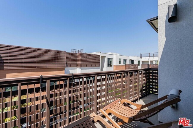 Building Photo - 6030 S Seabluff Dr