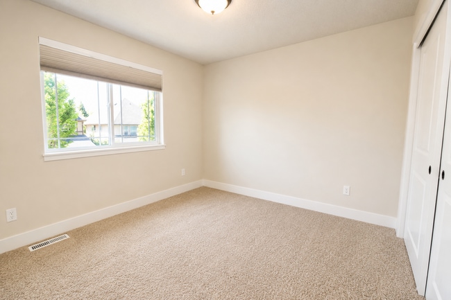 Building Photo - 402 NE 77th Ave