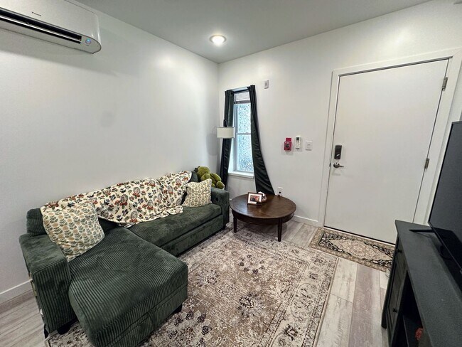 Building Photo - Private fenced yard! Modern, stylish & fully updated apartment!