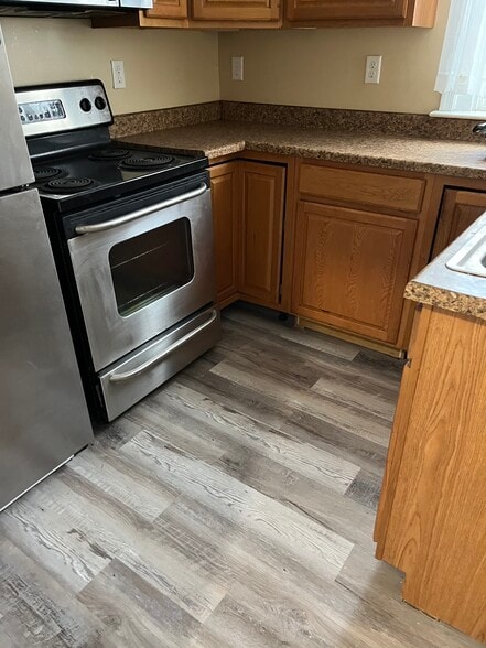 Building Photo - 121 E Stewart Ave