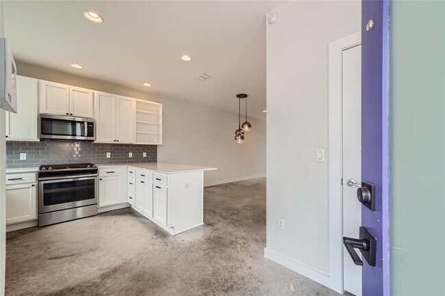 Building Photo - 801 N Bluff Dr