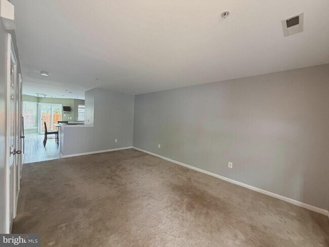 Building Photo - 605 Tivoli Rd