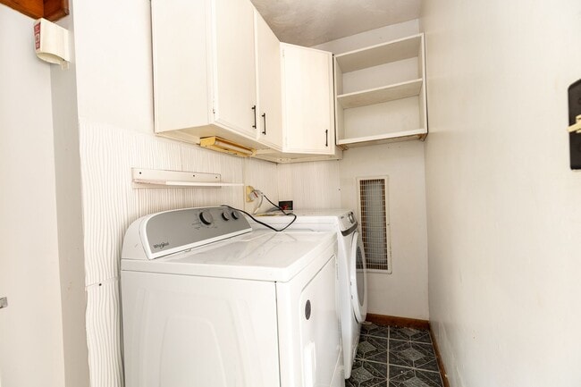 Building Photo - Charming 3-bedroom, 1.5-bathroom house in Normal