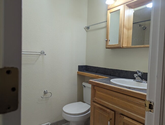 Building Photo - Two bedroom near Twin Peaks Golf Course!