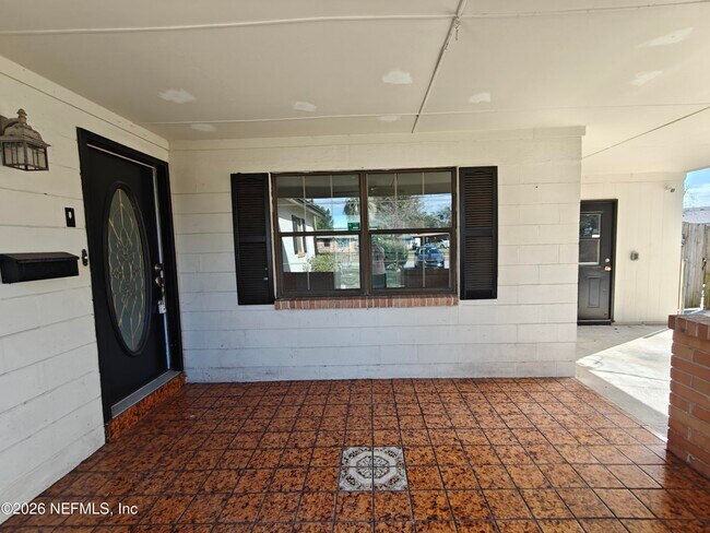 Building Photo - 588 Madeira Dr