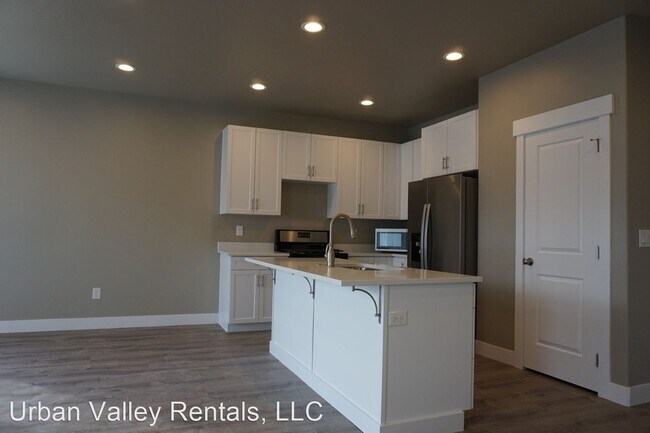 Building Photo - 3 br, 3.5 bath House - 720 E. Ryder Park Ln.