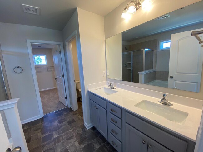Building Photo - 6015 Weddington Pointe Dr