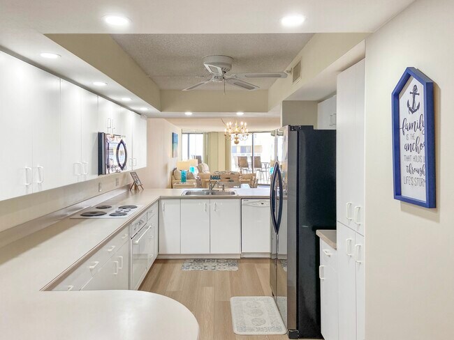 Building Photo - 6650 Sunset Way