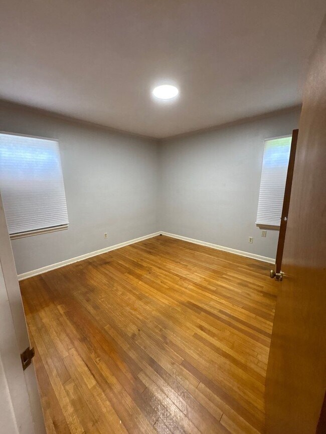 Building Photo - Newly Renovated Home - East Memphis