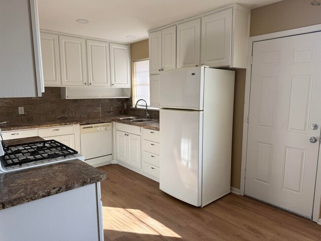 Building Photo - 1325 Oakhurst Dr