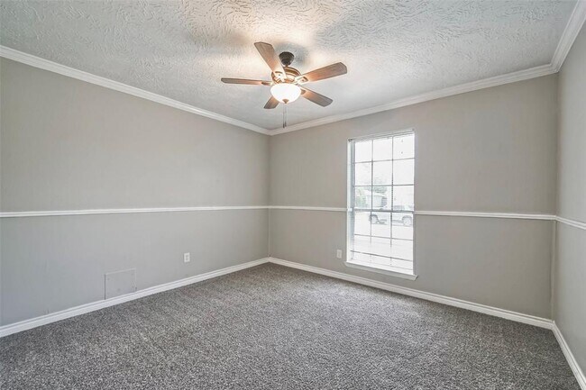 Building Photo - 215 Maple Leaf Dr