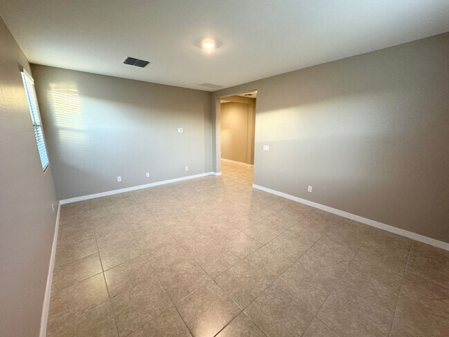 Building Photo - Beautiful Single Level Home Near Verrado!