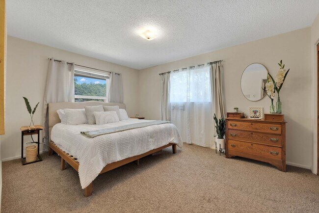 Building Photo - Discover Old World Charm in Northern Hills!