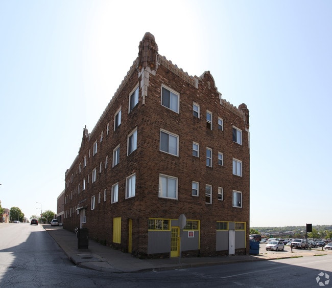 Building Photo - Wiltshire Apartments