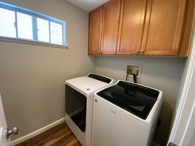 Building Photo - ALMADEN LAKE - Updated townhome with centr...