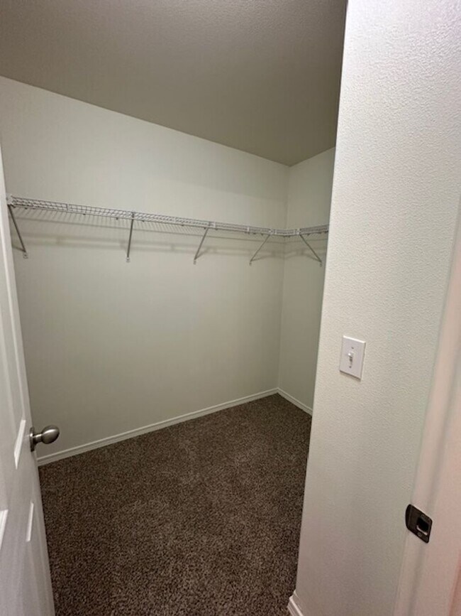 Building Photo - Super Clean 3 Bedroom Home -   Pet Conside...