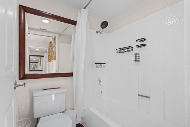 Building Photo - Fully Furnished 2-Bedroom Condo with Balcony – The Met, Woodland Hills