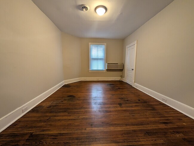 Building Photo - 1129 Rivermont, Unit 4