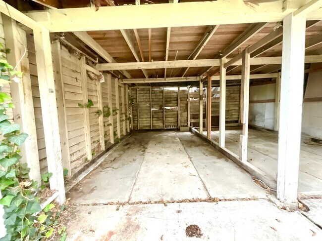 Building Photo - 810 W Magnolia Ave