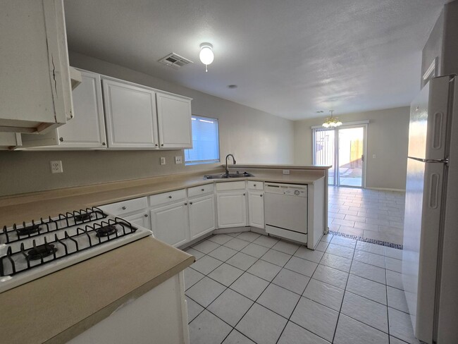 Building Photo - Get $1825 Off Feb 2026 - Move-in no later than Dec 29th!