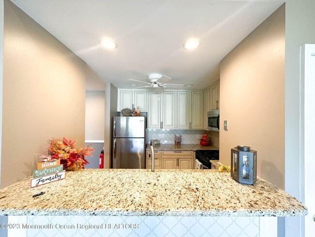 Building Photo - 2 Basset Ct