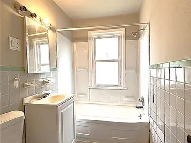 Building Photo - 3-Bedroom Colonial in Cleveland