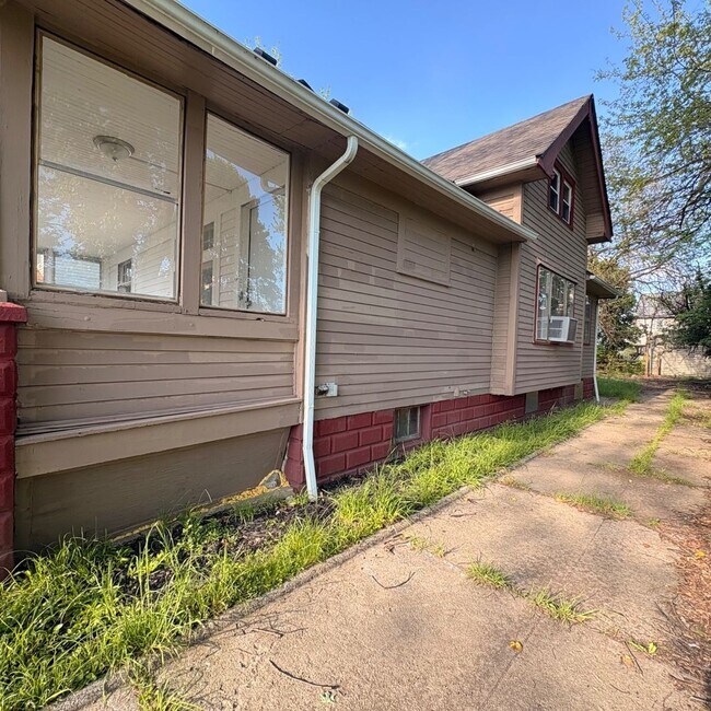 Building Photo - Charming 3 - Bedroom Property in Prime Location