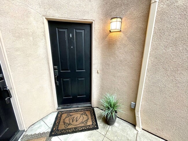 Building Photo - Modern and Chic 2 bed 2.5 bath in Newport Beach!!!