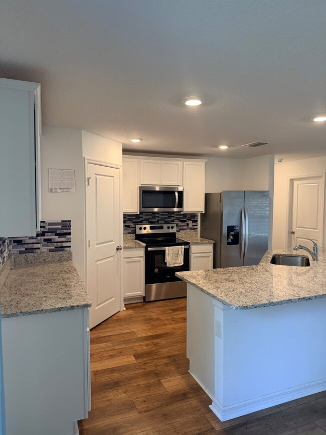 Building Photo - Beautiful 3 Bedroom, 2 Bathroom, 2 Car Garage home for rent in Royal Highlands on .46 acres!