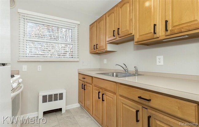 Building Photo - 2817 W 13 Mile Rd