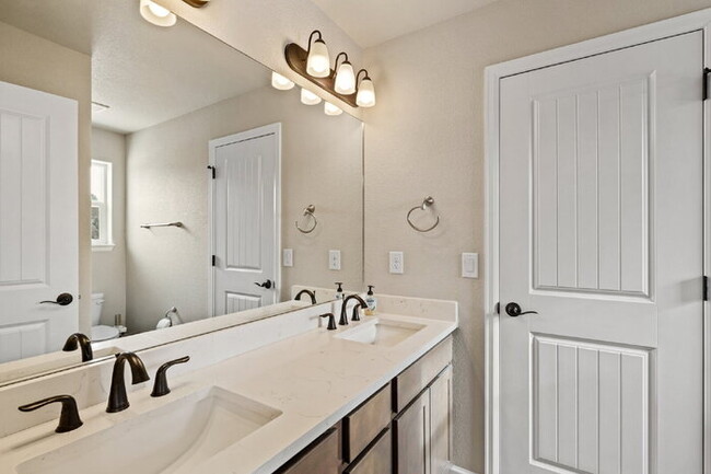 Building Photo - Modern Comfort Meets Mountain Beauty – 4-B...