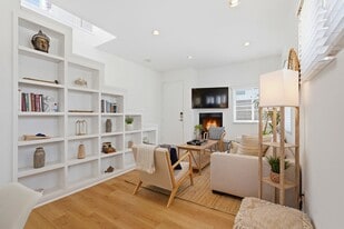 Building Photo - 525 Venice Way
