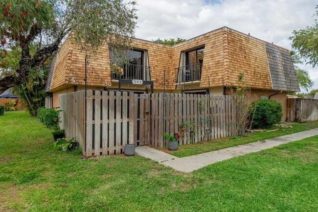 Building Photo - 393 Lake Arbor Dr