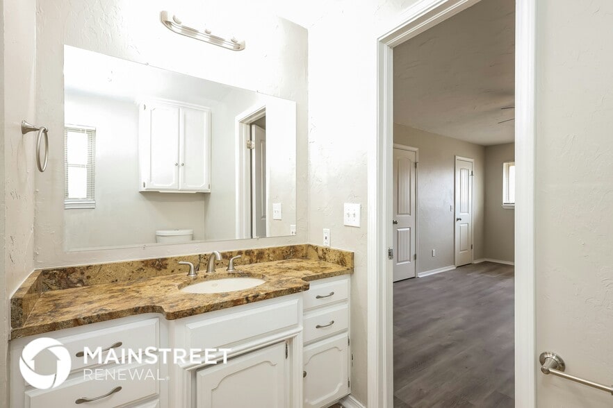 Building Photo - 2101 Westridge Dr