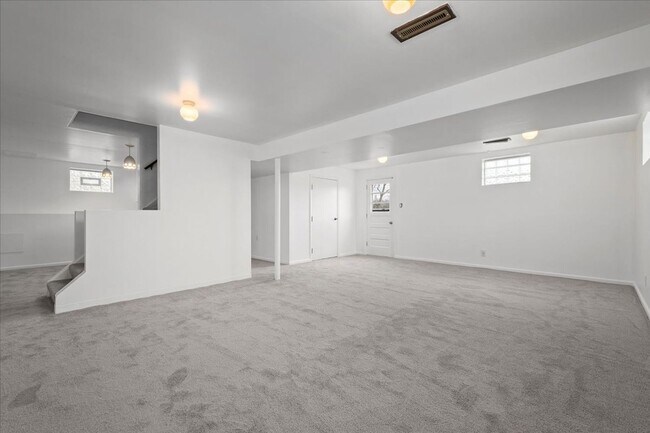 Building Photo - 1303 Cloverdale St