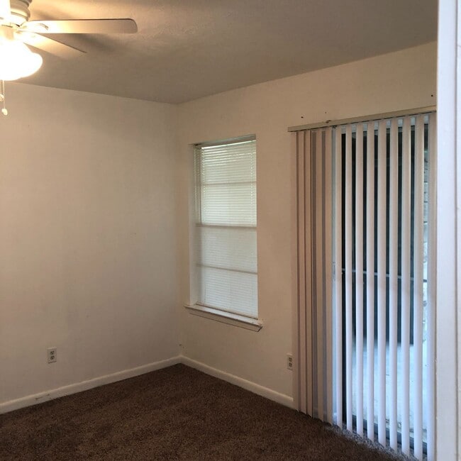 Building Photo - CUTE TWO BEDROOM ONE BATH DUPLEX ON SHUTTLE ROUTE