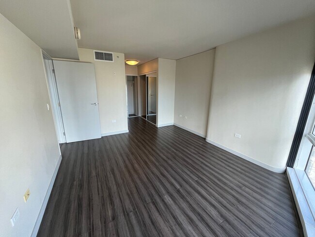 Building Photo - Moana Pacific (Honolulu/Ala Moana) 2 bedroom + den with central AC and 2 covered parking