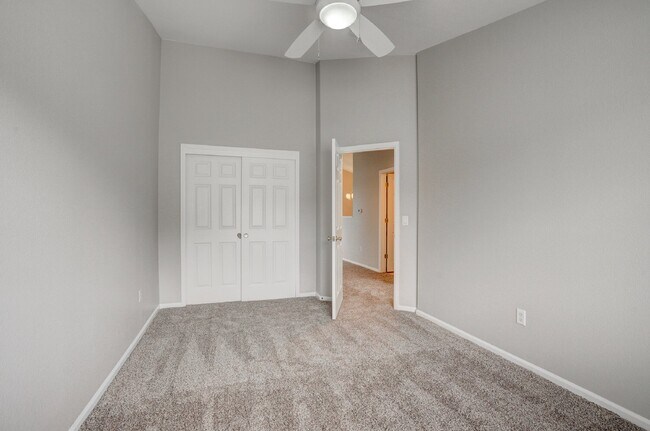 Building Photo - $2,100 - 2 Bed, 2 Bath Townhome in Thornto...