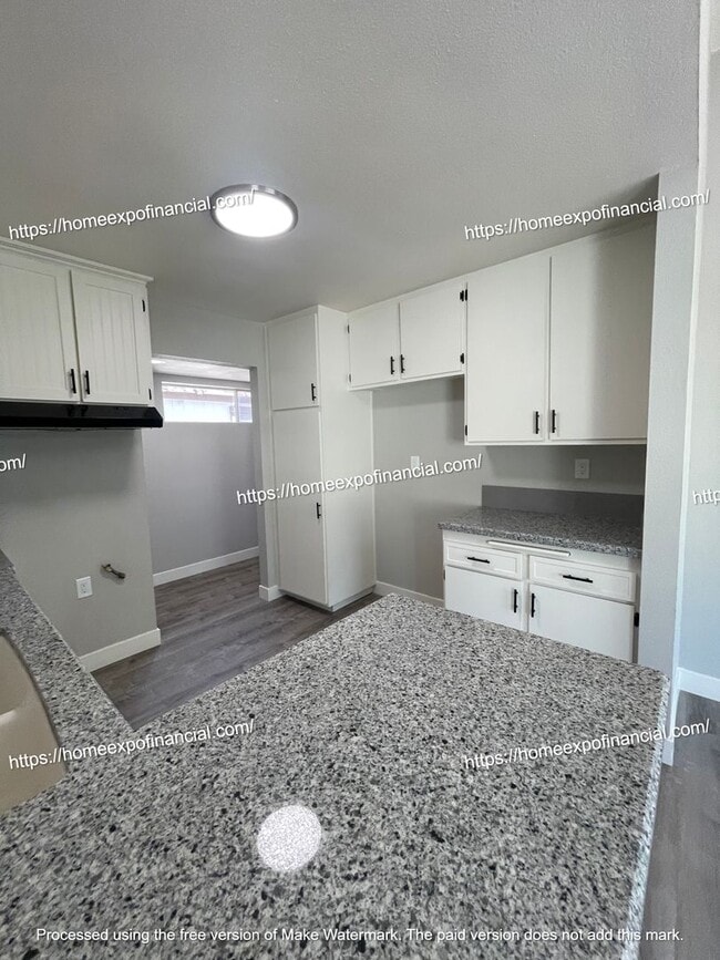 Building Photo - 1220 S Cypress Ave