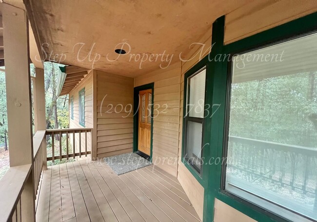 Building Photo - Cozy and Charming 3 Bedroom 2 Bathroom in ...