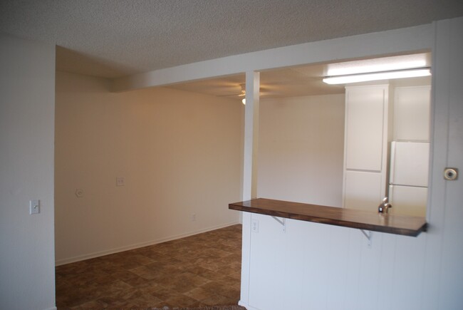 Building Photo - Spacious 2-bedroom 1-bathroom upstairs con...