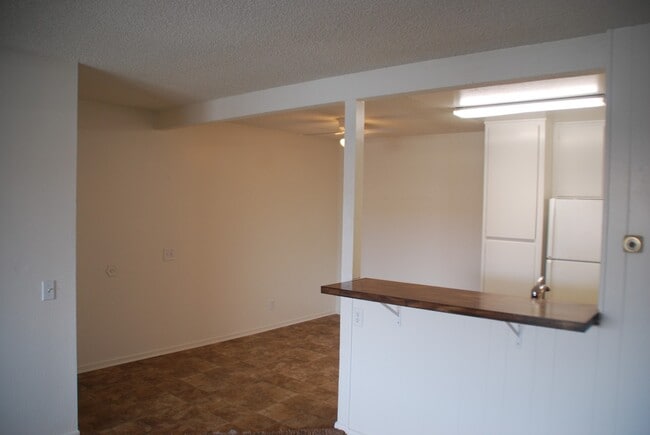 Building Photo - Spacious 2-bedroom 1-bathroom upstairs condo with Balcony/Garage