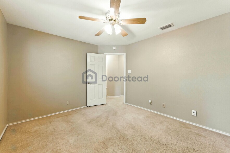 Building Photo - 2326 Oak Castle