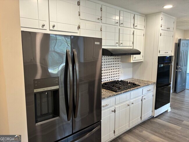 Building Photo - 6322 W Fayetteville Rd