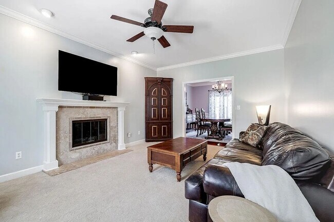 Building Photo - Stunning 4 Bed, 3 Bath Home with Pool in E...