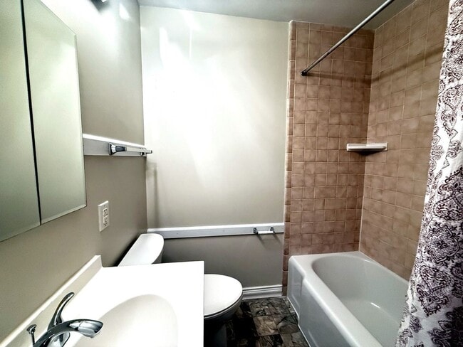Building Photo - 2314 Upland Dr