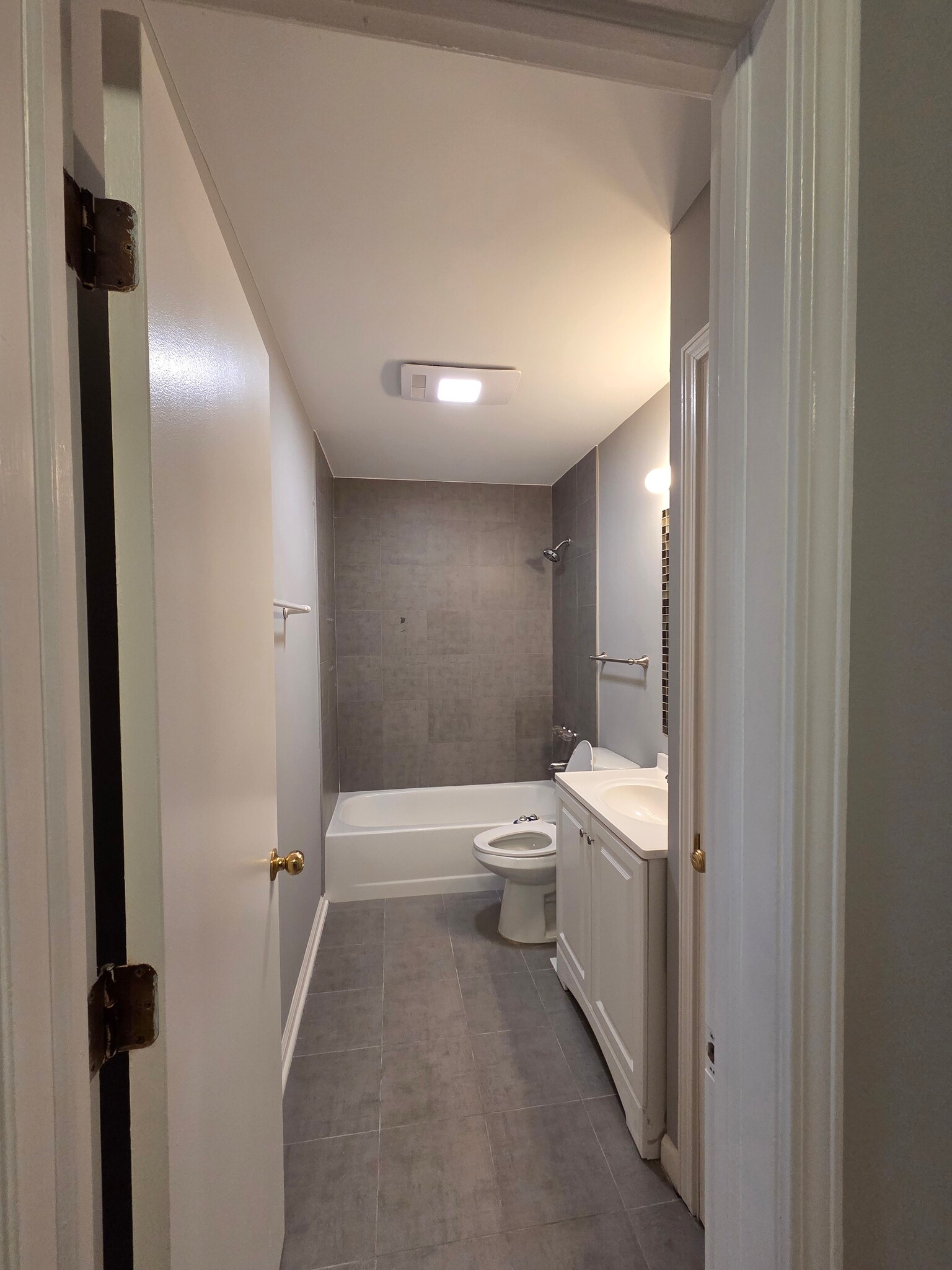 Bathroom - 1229 W Wellington Ave