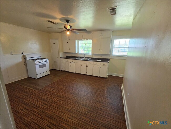 Building Photo - 5902 TX-36