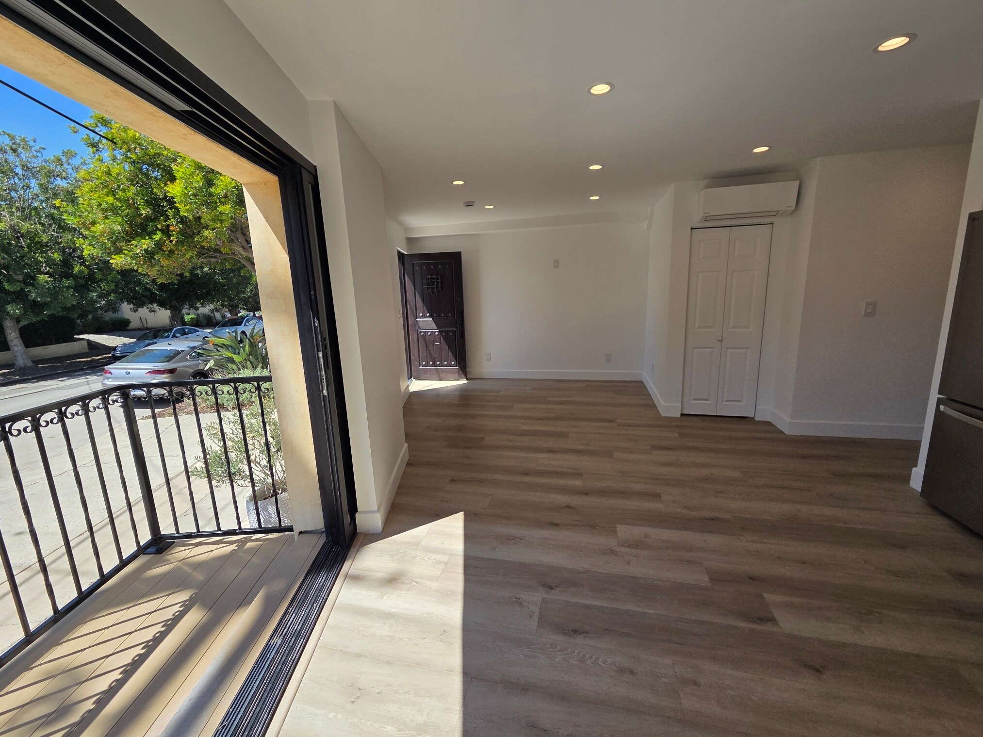 Building Photo - 854 S Sycamore Ave