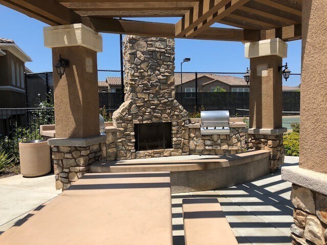 Building Photo - Sabre Springs 2 BR, 2 BA Townhome w/Garage